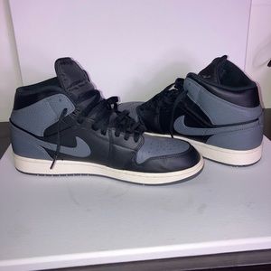 Air Jordan 1 Retro Mid OG Shadow Sneakers🖤